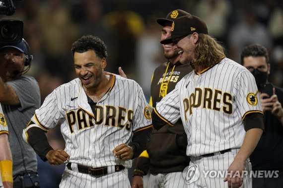 샌디에이고로 이적한 강속구 마무리 투수 헤이더(오른쪽) San Diego Padres' Trent Grisham, left, celebrates with teammate Josh Hader after hitting a walk-off home run during the ninth inning of the second baseball game of a doubleheader against the Colorado Rockies, Tuesday, Aug. 2, 2022, in San Diego. (AP Photo/Gregory Bull)