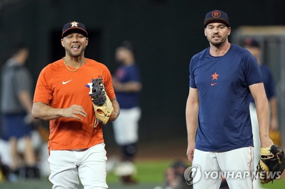 새 팀 휴스턴에서 율리에스키 구리엘과 훈련 중인 맨시니(오른쪽) Houston Astros' Trey Mancini, right, and Yuli Gurriel wait to field ground balls during batting practice before a baseball game against the Boston Red Sox Tuesday, Aug. 2, 2022, in Houston. Mancini was traded from the Baltimore Orioles to the Astros Monday. (AP Ph