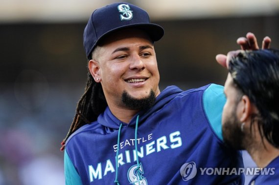 시애틀로 이적한 투수 루이스 카스티요 Seattle Mariners' Luis Castillo talks to a teammate during the first inning of a baseball game against the New York Yankees, Monday, Aug. 1, 2022, in New York. (AP Photo/Frank Franklin II)
