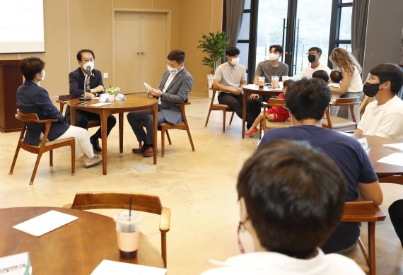 [괴산=뉴시스] 강신욱 기자 = 충북 괴산군 13개 청년단체 통합조직인 괴산청년연합회 사잇점이 3일 괴산읍 몽도래 카페에서 창단한 가운데 송인헌 괴산군수와 청년단체 대표들이 의견을 나누고 있. (사진=괴산군 제공) photo@newsis.com *재판매 및 DB 금지