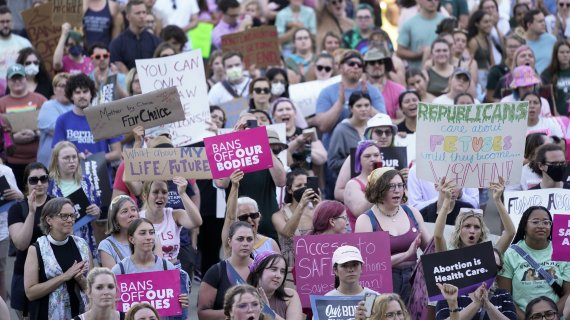 [랜싱(미 미시간주)=AP/뉴시스]지난 6월24일 미 미시간주 랜싱의 주의회 의사당 앞에서 여성들의 낙태권 인정을 번복한 대법원의 판결에 항의하는 낙태권리 지지자들의 시위가 열리고 있다. 2022.08.03