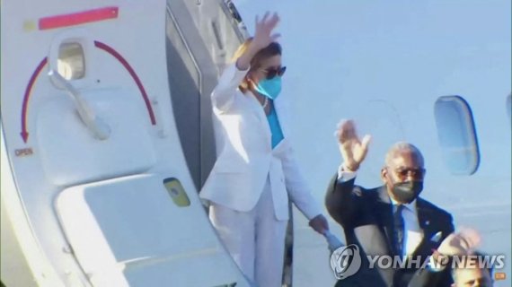 U.S. House of Representatives Speaker Nancy Pelosi waves as she boards a plane before leaving Taipei Songshan Airport in Taipei, Taiwan August 3, 2022, in this screengrab taken from video. REUTERS TV/Pool via REUTERS. NO RESALES. NO ARCHIVES. /사진=연합뉴스