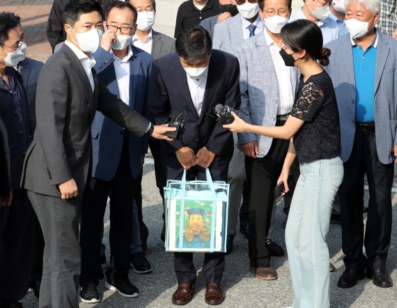 수행비서를 성폭행한 혐의로 실형을 선고 받은 안희정 전 충남도지사가 4일 오전 3년 6개월간 복역을 마치고 경기 여주교도소를 나서며 인사하고 있다. 안 전 지사는 2017년 7월부터 2018년 2월까지 수행비서를 4차례 성폭행한 등의 혐의로 기소, 실형을 선고 받은 뒤 복역했다. 2022.8.4/뉴스1 ⓒ News1 구윤성 기자