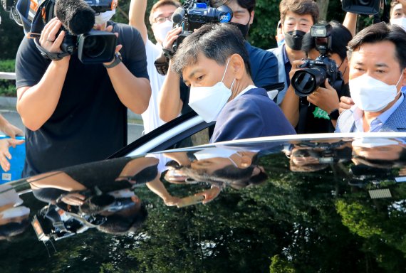 수행비서를 성폭행한 혐의로 실형을 선고받은 안희정 전 충남도지사가 4일 오전 3년6개월간 복역을 마치고 경기 여주교도소를 나서고 있다. 안 전 지사는 2017년 7월부터 2018년 2월까지 수행비서를 4차례 성폭행한 등의 혐의로 기소됐다. 2022.8.4/뉴스1 ⓒ News1 구윤성 기자