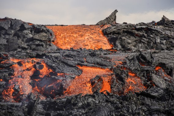 [레이캬비크=AP/뉴시스] 3일(현지시간) 아이슬란드 수도 레이캬비크 남서쪽 32㎞ 떨어진 파그라달스퍄들 화산에서 용암이 흘러내리고 있다. 현지 당국은 이 화산이 활동을 멈춘 지 8개월 만에 활동을 재개했다고 밝혔다. 2022.08.04.