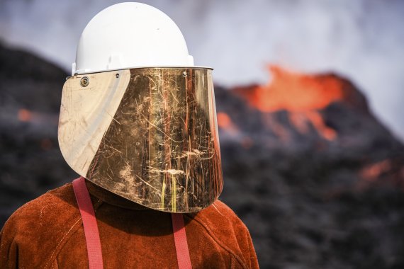 [레이캬비크=AP/뉴시스] 보호장구를 착용한 사람이 3일(현지시간) 아이슬란드 수도 레이캬비크 남서쪽 32㎞ 떨어진 파그라달스퍄들 화산에서 흘러내리는 용암을 구경하고 있다. 현지 당국은 이 화산이 활동을 멈춘 지 8개월 만에 활동을 재개했다고 밝혔다. 2022.08.04.