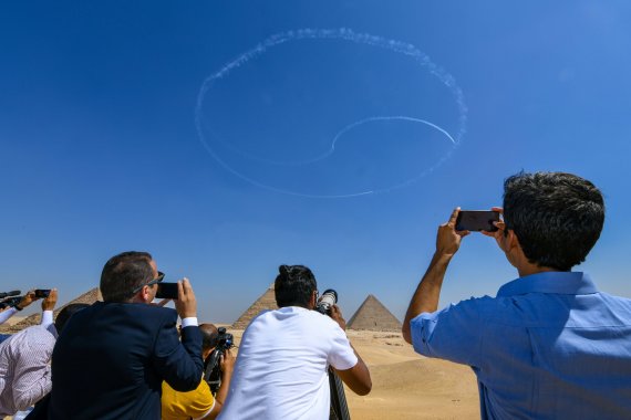 피라미드 에어쇼 2022 관람객들이 공군 특수비행팀 블랙이글스가 피라미드 상공에 그린 태극 문양을 보며 감탄하고 있다.(공군 제공)ⓒ뉴스1