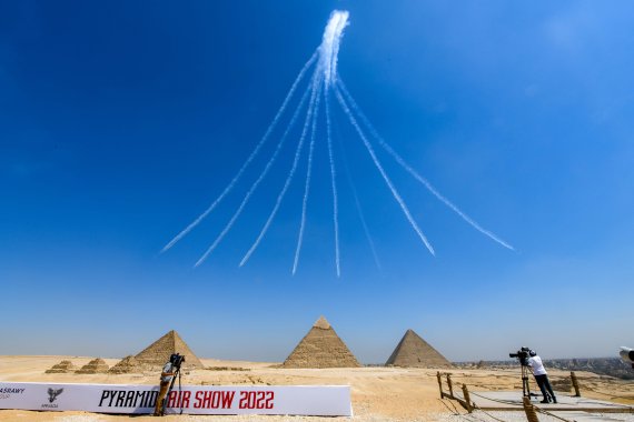 피라미드 에어쇼 2022에 참가한 공군 특수비행팀 블랙이글스가 3일(현지시간) 이집트 카이로 인근 피라미드 상공에서 레인폴 기동을 선보이고 있다.(공군 제공)ⓒ 뉴스1