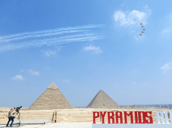 피라미드 에어쇼 2022에 참가한 공군 특수비행팀 블랙이글스가 3일(현지시간) 이집트 카이로 인근 피라미드 상공에서 특수비행을 선보이고 있다.(국방부 공동취재단)ⓒ 뉴스1