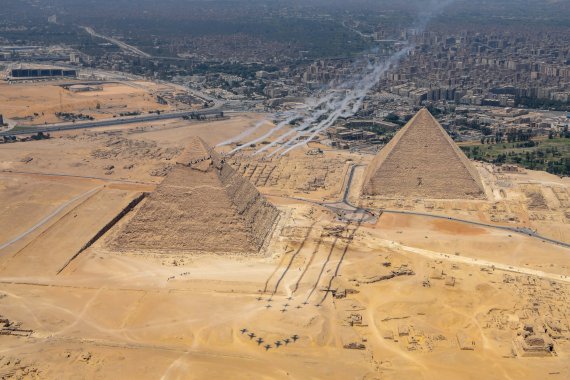 피라미드 에어쇼 2022에 참가한 공군특수비행팀 블랙이글스가 이집트 공군 특수비행팀 실버스타즈와 우정비행을 하고 있다.(공군 제공)ⓒ 뉴스1