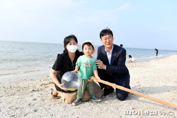 이민근 안산시장(오른쪽)-대부도 관광객 기념촬영. 사진제공=안산시