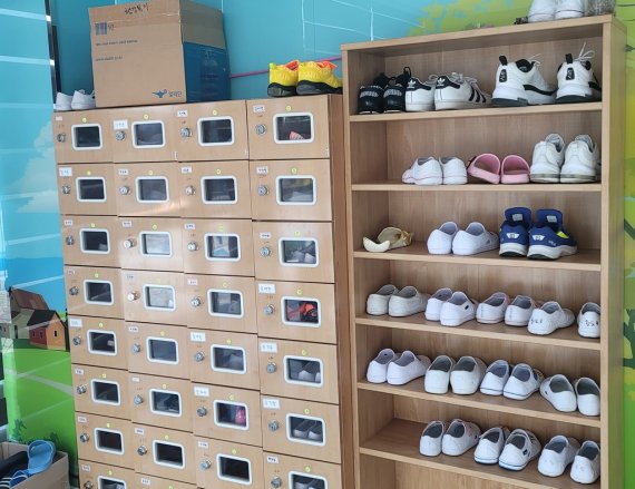 서울의 한 초등학교 신발장에 학생들의 실내화가방으로 채워져 있다. 연합뉴스