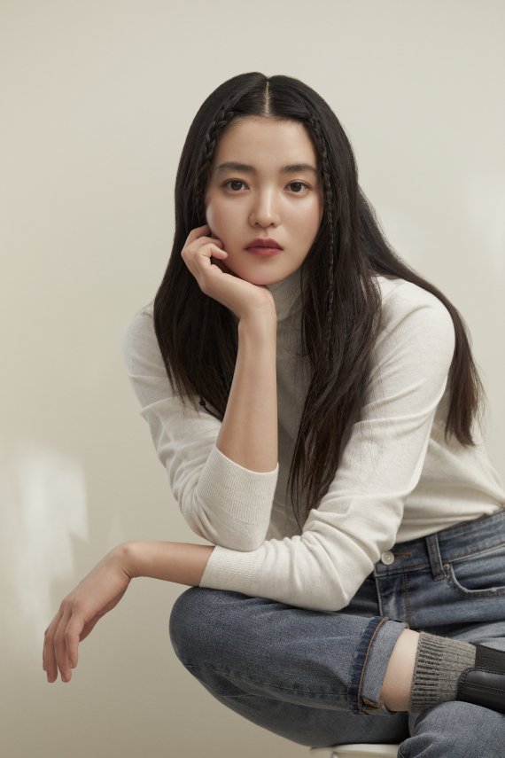 김태리 캐주얼 화보…가을 느낌 물씬 - 파이낸셜뉴스