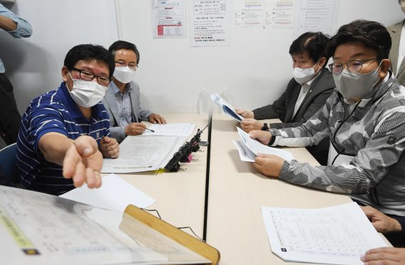 권성동 국민의힘 당대표 직무대행 겸 원내대표가 4일 오전 서울 영등포구 시립영등포쪽방상담소에 방문해 김형옥 시립영등포쪽방상담소장의 영등포 쪽방촌 현황 설명을 듣고 있다. 사진=박범준 기자