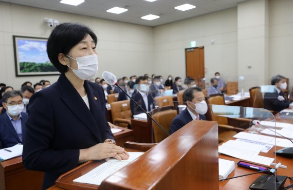 한화진 환경부 장관이 4일 서울 여의도 국회에서 열린 환경노동위원회 전체회의에서 업무보고를 하고 있다. 사진=박범준 기자