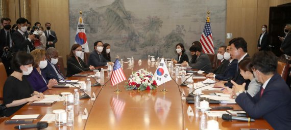 낸시 펠로시 미국 하원의장(왼쪽 두 번째)이 4일 서울 여의도 국회에서 김진표 국회의장과 회담을 하고 있다. 사진=박범준 기자