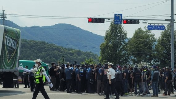 홍천 하이트진로공장 앞...경찰과 대치중인 화물연대