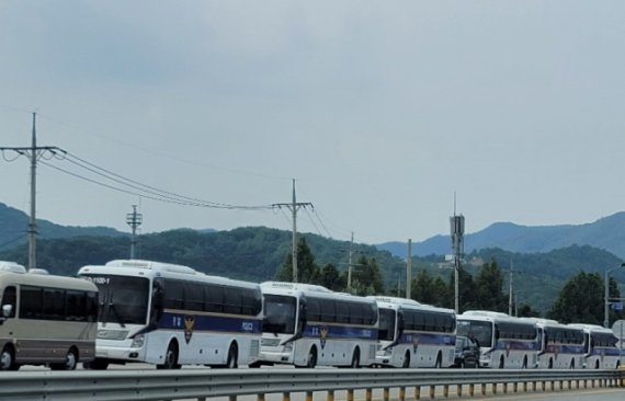 하이트진로 홍천공장 앞, 국도를 따라 길게 늘어선 경찰버스