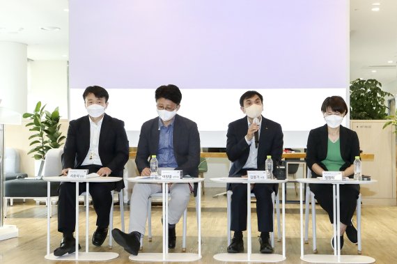 [서울=뉴시스] KT가 2025년 상용화를 위해 정부 주도로 추진되는 UAM 사업에 참여한다.고 밝혔다. (왼쪽부터) KT 융합기술원 컨버전스연구소 서호석 팀장, 이원열 상무, 김봉기 상무(소장), 임장미 상무. (사진=KT 제공) 2022.8.4 *재판매 및 DB 금지