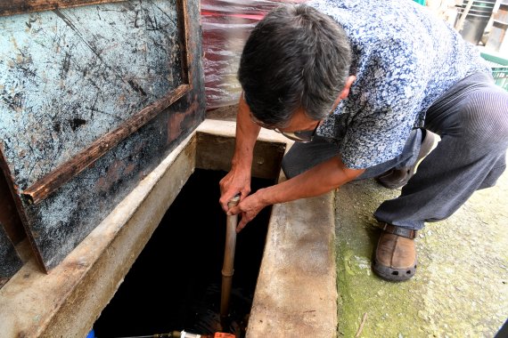 [완도=뉴시스] 이영주 기자 = 4일 오후 전남 완도군 보길도에서 식당을 운영하고 있는 김철수(74)씨가 건물 지하 물탱크를 바라보며 저장 용량을 확인하고 있다. 2022.08.04 leeyj2578@newsis.com