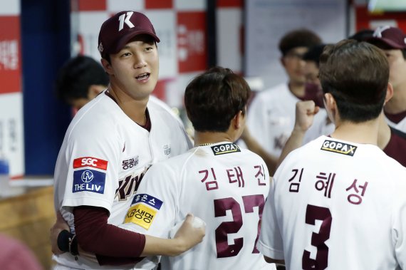 [서울=뉴시스] 최동준 기자 = 3일 서울 구로구 고척스카이돔에서 열린 2022 KBO 리그 키움 히어로즈 대 SSG 랜더스의 경기, 7이닝을 무실점으로 막은 키움 선발 안우진이 김태진과 포옹하고 있다. 2022.08.03. photocdj@newsis.com