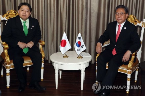 박진 외교부 장관과 하야시 요시마사 일본 외무상이 4일 캄보디아 프놈펜 소카호텔에서 열린 한·일 외교장관 양자회담에서 기념촬영을 마친 뒤 착석하고 있다.