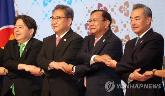 박진 외교부 장관, 왕이 중국 외교부장(오른쪽 첫번째), 하야시 요시마사 일본 외무상(왼쪽 첫번째), 쁘락 소콘 캄보디아 부총리 겸 외교장관(왼쪽 세번째)이 4일 캄보디아 프놈펜 소카호텔에서 열린 아세안+3(한중일) 외교장관회의에서 참석 국가 외교 수장들과 기념촬영을 하고 있다. 사진=연합뉴스