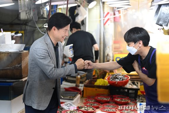 조용익 부천시장 전통시장에서 소상공인과 주먹인사. 사진제공=부천시