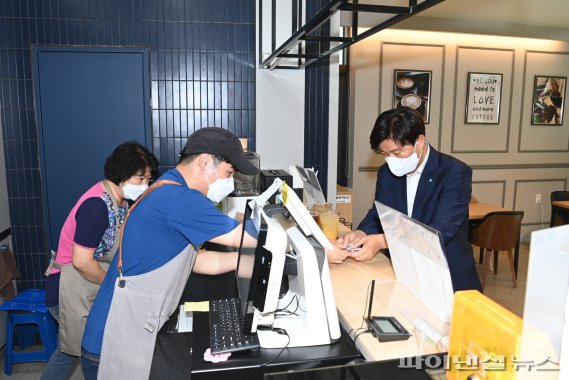 조용익 부천시장 지역 카페 들러 자영업자 격려. 사진제공=부천시