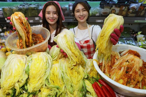 롯데마트가 물가 안정을 위해 ‘절임배추’, ‘햇 태양초’를 발빠르게 선보인다. 롯데마트 제공.