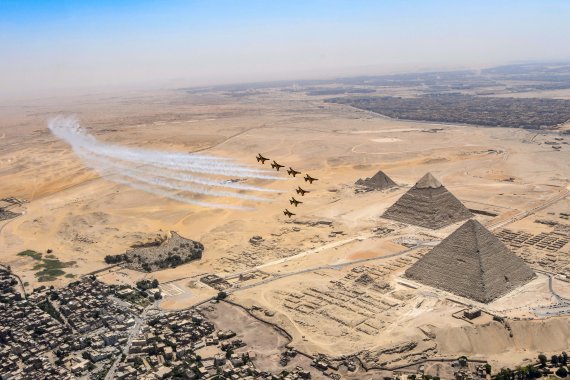 공군 특수비행팀 블랙이글스가 3일 오전(현지시간) 이집트 카이로 인근 기자 대피라미드 주변에서 열린 '피라미드 에어쇼 2022'에 참가해 피라미드 상공을 비행하고 있다. 사진=공군 제공