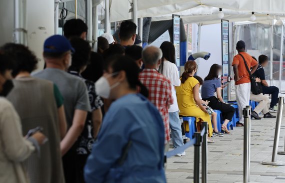 5일 서울 마포구 보건소 코로나19 선별진료소를 찾은 시민들이 검사를 받기 위해 차례를 기다리고 있다. 연합뉴스 제공.