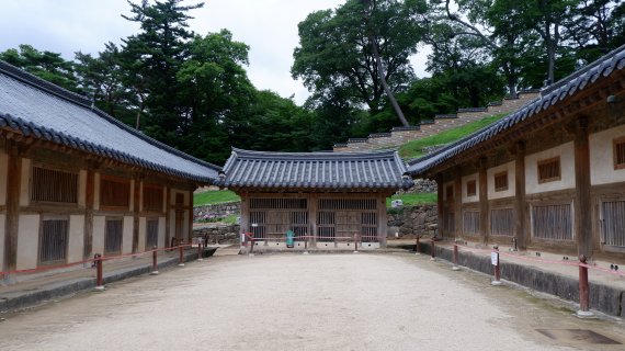 수다라장(왼쪽)과 법보전이 마주보고 있다ⓒ 뉴스1