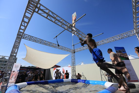 지난달 열린 2022 보령해양머드박람회 행사장에 마련된 터프 머더 체험존에서 참가자들이 이벤트를 즐기고 있다.