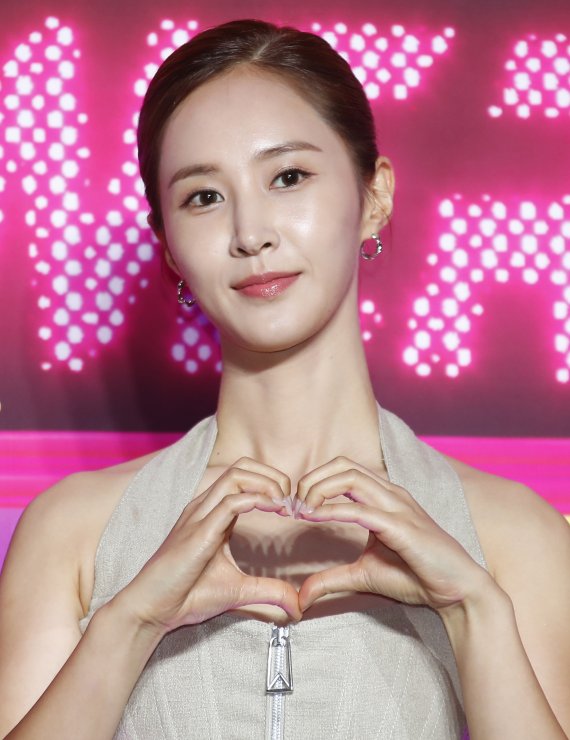 그룹 소녀시대(Girl's Generation) 유리가 5일 오전 서울 강남구 인터컨티넨탈 서울 코엑스에서 가진 데뷔 15주년 기념 '포에버 원(OREVER 1)' 컴백 기자회견에서 포즈를 취하고 있다. 2022.8.5/뉴스1 ⓒ News1 권현진 기자