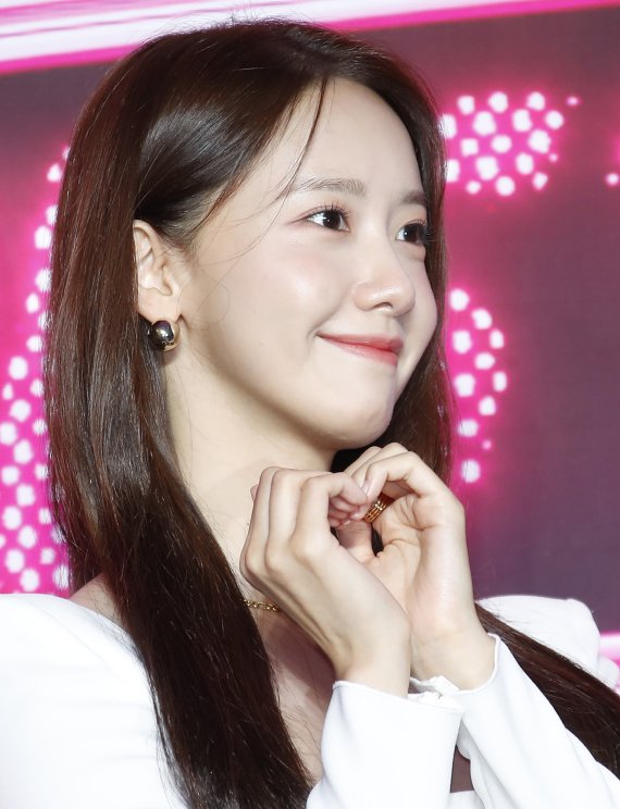 그룹 소녀시대(Girl's Generation) 윤아가 5일 오전 서울 강남구 인터컨티넨탈 서울 코엑스에서 가진 데뷔 15주년 기념 '포에버 원(OREVER 1)' 컴백 기자회견에서 포즈를 취하고 있다. 2022.8.5/뉴스1 ⓒ News1 권현진 기자