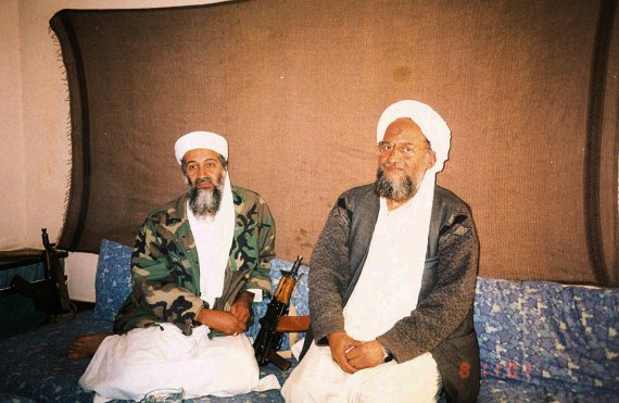 오사마 빈 라덴(왼)이 파키스탄 언론과 인터뷰하는 동안 알카에다와 연계된 이집트인인 아이만 알 자와히리(오)와 함께 앉아있다. 2001.11.10. ⓒ 로이터=뉴스1 ⓒ News1 박기현 기자