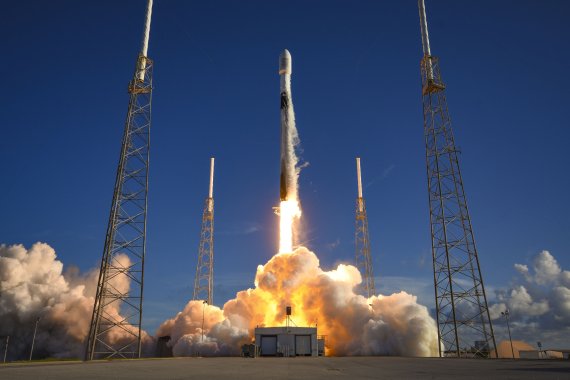 대한민국 최초의 달 탐사선 '다누리'가 5일 8시 8분(한국시간) 미국 플로리다주 케이프 커내버럴 우주군 기지에서 스페이스X의 팰컨9 발사체에 실려 하늘로 날아오르고 있다. 스페이스X 제공