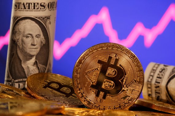 FILE PHOTO: FILE PHOTO: A representation of virtual currency bitcoin and a U.S. one dollar banknote are seen in front of a stock graph in this illustration taken January 8, 2021. REUTERS/Dado Ruvic/File Photo/File Photo /사진=연합 지면외신화상