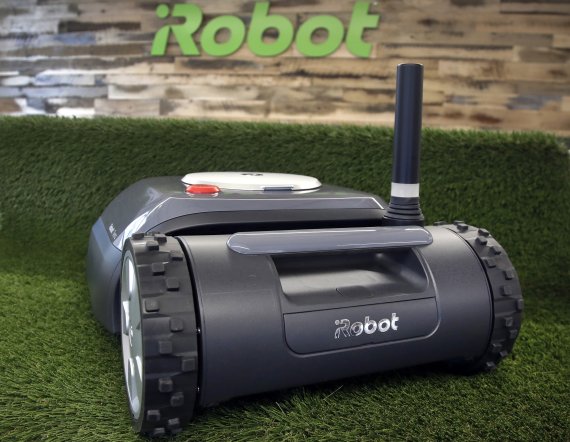 아마존이 5일(현지시간) 로봇 청소기 룸바로 유명한 아이로봇을 17억달러에 인수한다고 밝혔다. 사진은 아이로봇의 잔디깎이 로봇 '테라.' AP뉴시스