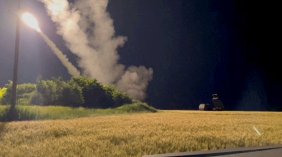 미국이 8일(현지시간) 하이마스용 로켓을 비롯해 우크라이나에 10억달러 규모의 군사장비를 지원하겠다고 약속했다. 6월 24일 우크라이나의 불특정 지역에서 우크라이나군이 M142하이마스를 통해 로켓을 발사하고 있다. 로이터뉴스1