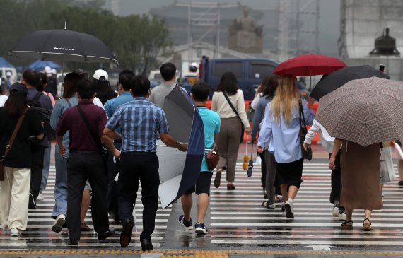 [서울=뉴시스] 김금보 기자 = 비가 내리다 그치기를 반복한 지난 3일 오전 서울 중구 세종대로사거리에서 시민들이 우산을 쓰거나 접고 이동하고 있다. 2022.08.03. kgb@newsis.com