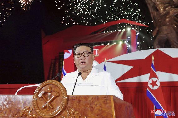 [평양=AP/뉴시스]김정은 북한 국무위원장이 지난 7월27일 평양에서 소위 '전승절' 기념식에서 연설하고 있다. 2022.07.28.