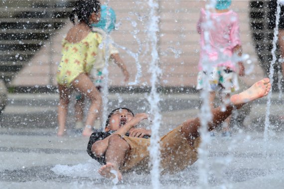 무더위에 물놀이 하는 어린이들/뉴스1 ⓒ News1