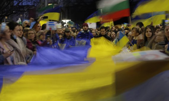 [소피아=AP/뉴시스] 지난 3월 24일(현지시간) 불가리아 수도 소피아에서 러시아의 우크라이나 침공에 반대하는 대규모 시위가 열려 시위대가 대형 우크라이나 국기를 흔들고 있다.