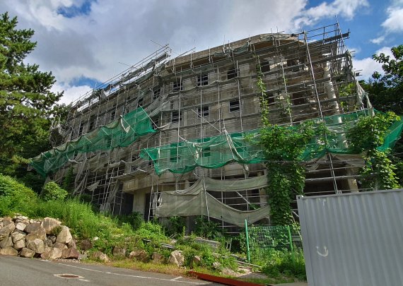 4일 오후 부산 북구 만덕동 오리마을에 10년 이상 방치된 폐건물의 모습.2022.8.4/ⓒ 뉴스1 노경민 기자