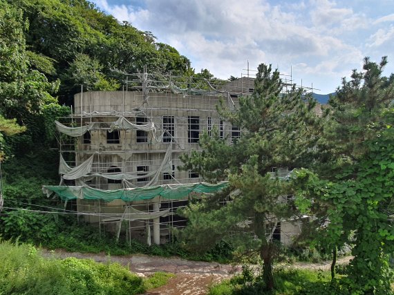 부산 북구 만덕동 오리마을에 10년 이상 방치된 폐건물의 모습.2022.8.4/ⓒ 뉴스1 노경민 기자