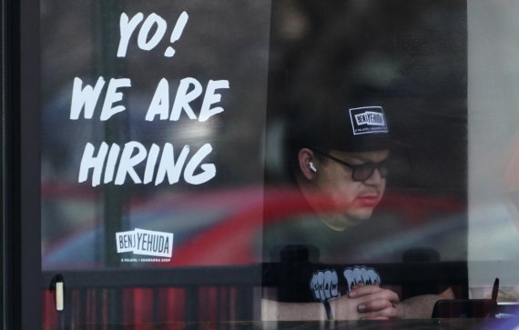 [숌버그=AP/뉴시스]지난 4월1일 일리노이 숌버그 한 매장 앞에 고용 포스터가 붙어 있다. 2022.07.14.