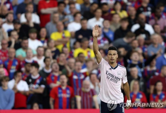 2022-2023시즌 EPL 1호 골의 주인공이 된 아스널의 마르티넬리. Arsenal's Gabriel Martinelli celebrates after scoring his side's opening goal during the English Premier League soccer match between Crystal Palace and Arsenal at Selhurst Park stadium in London, Friday, Aug. 5, 2022. (AP Photo/Ian Walton)