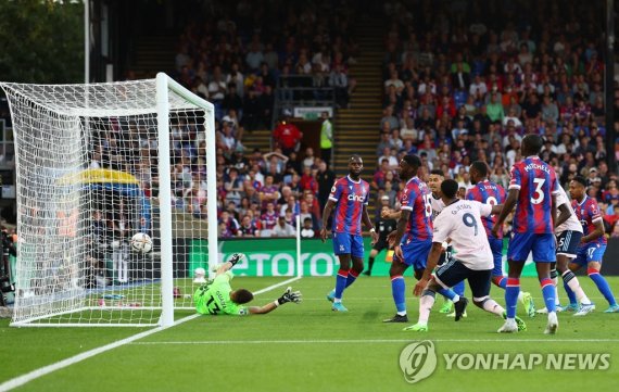 2022-2023시즌 EPL 개막 첫 골 순간. Soccer Football - Premier League - Crystal Palace v Arsenal - Selhurst Park, London, Britain - August 5, 2022 Arsenal's Gabriel Martinelli scores their first goal REUTERS/David Klein EDITORIAL USE ONLY. No use with unauthorized audio, video, data, fixture lists, club/leagu